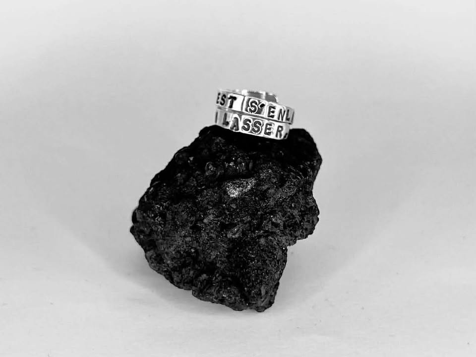 "AIMER, C'EST S'ENLACER SANS S'EN LASSER."