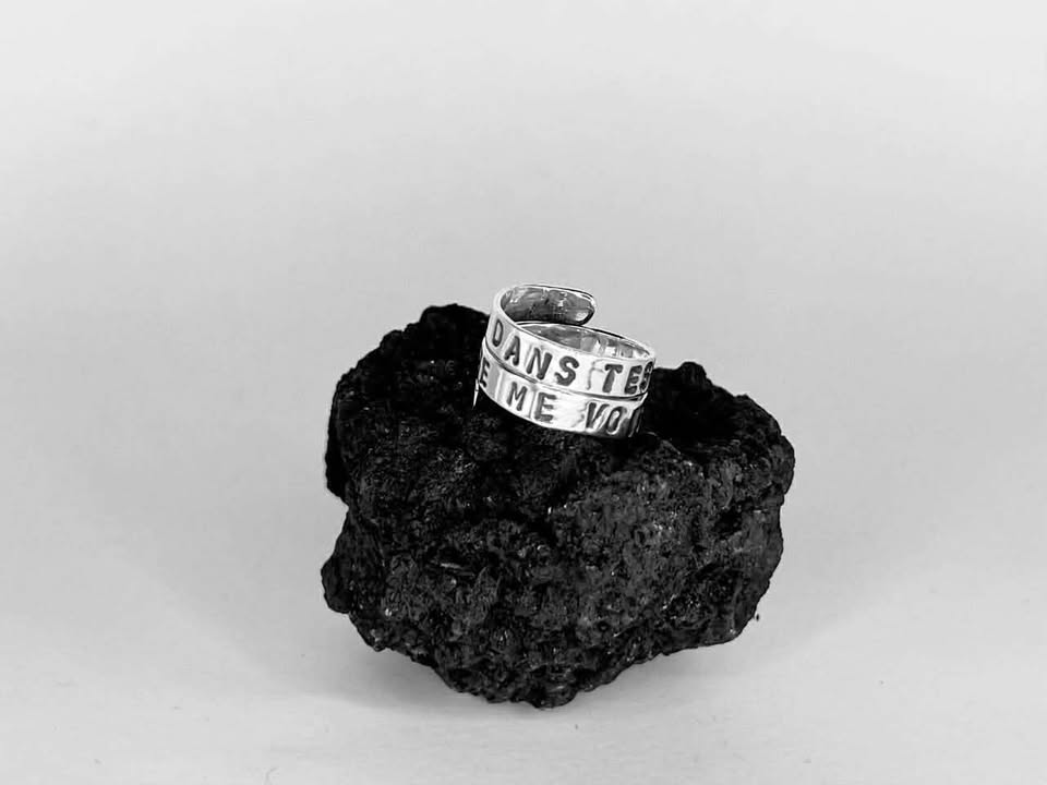 "C'EST DANS TES YEUX QUE JE ME VOIS LE MIEUX."