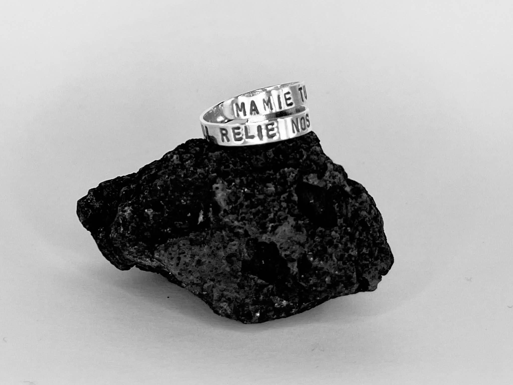 "MAMIE, TU ES LA RACINE QUI RELIE NOS COEURS."