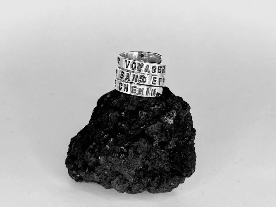 "TU NE PEUX PAS VOYAGER SUR UN CHEMIN SANS ETRE TOI MEME LE CHEMIN."